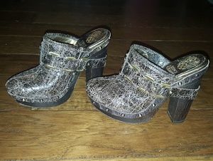 Like new Vince Camuto clogs